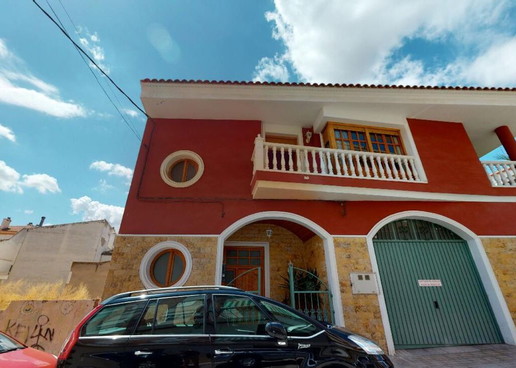 4 Bedroom 2 Bathroom Apartment in Sax