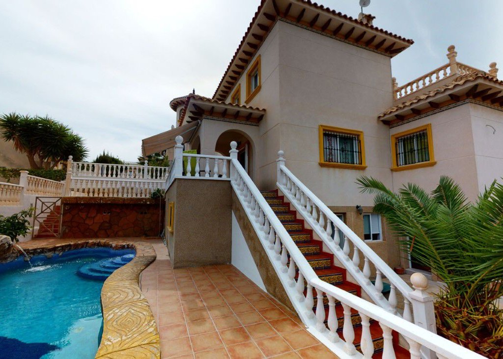 4 Bedroom 3 Bathroom Villa in La Zenia