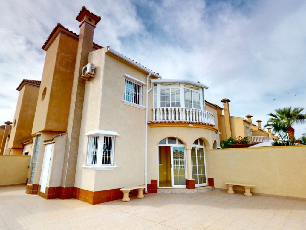 3 Bedroom 2 Bathroom Villa in Playa Flamenca