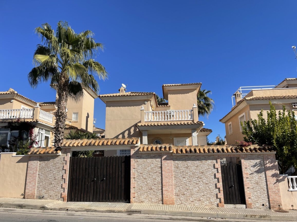 4 Bedroom 2 Bathroom Villa in Los Altos