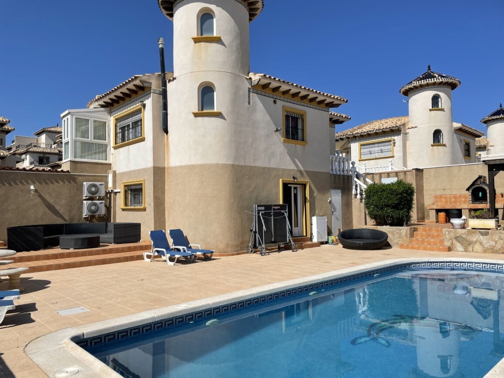 5 Bedroom 3 Bathroom Villa in Villamartin
