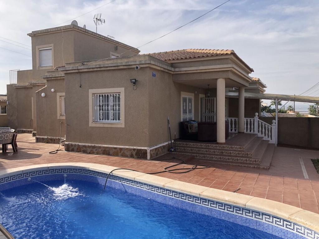 6 Bedroom 3 Bathroom Villa in Torrevieja