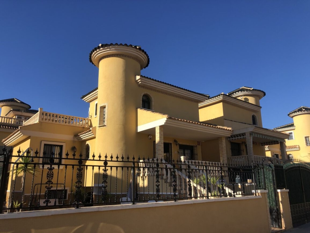 5 Bedroom 4 Bathroom Villa in Villamartin